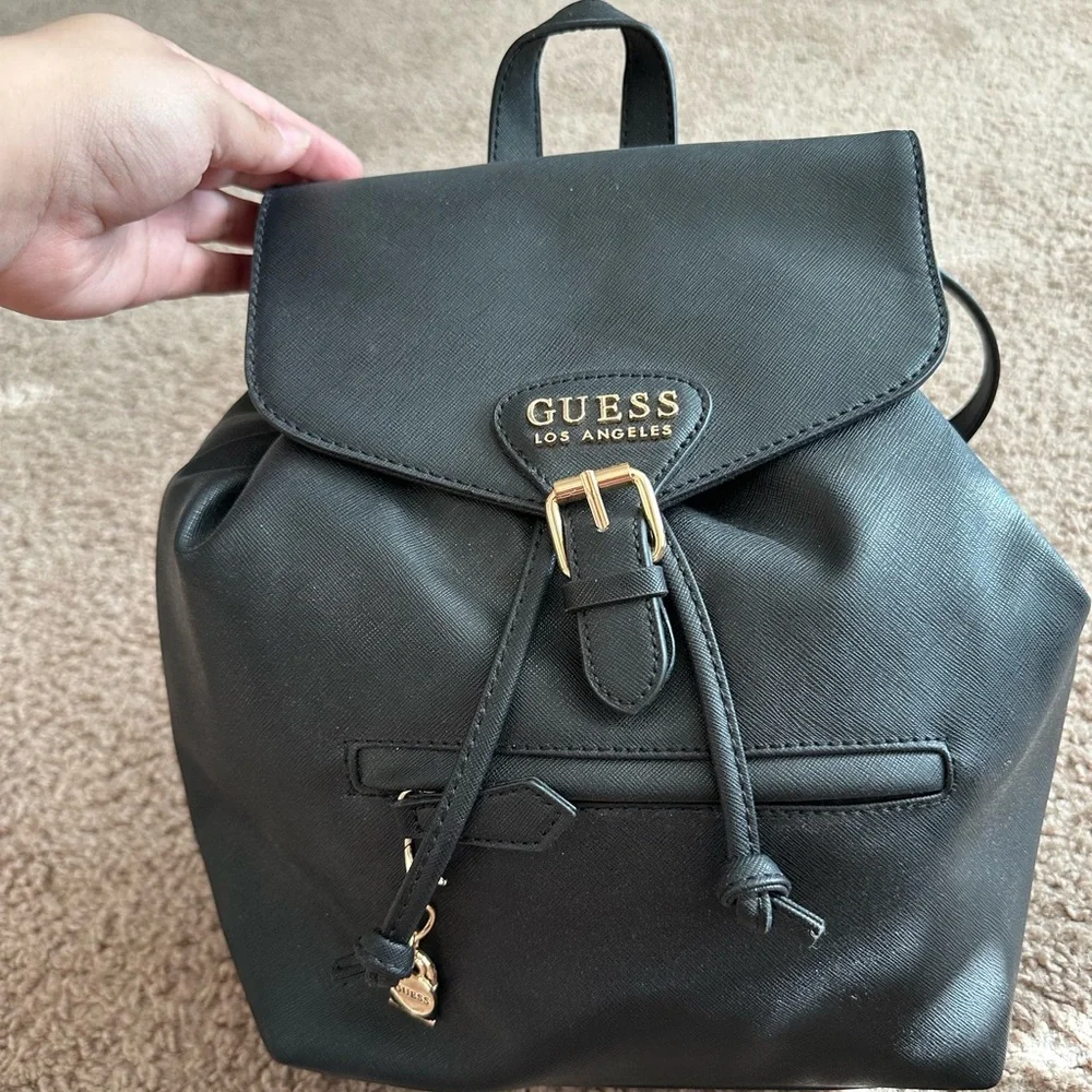 🌺Guess backpack🌺 - Picture 1 of 5